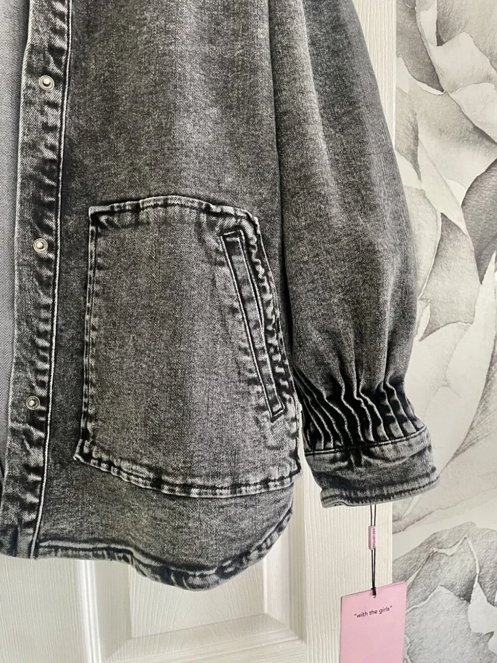 Avec Les Filles Ruched Sleeve Denim Jacket – Black Acid Wash (Size M) - Picture 2 of 8